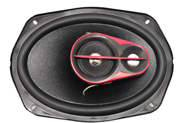 同轴扬声器隔离在白色背景与裁剪路径，汽车扬声器前视图图片下载