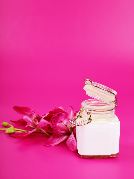 奶油罐在粉红色的背景与文字空间，美丽和健康的主题，情人节礼物图片下载