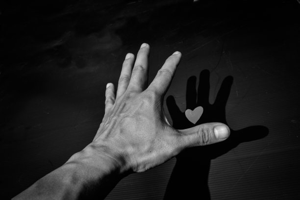 手牵一颗迷你心过情人节图片下载