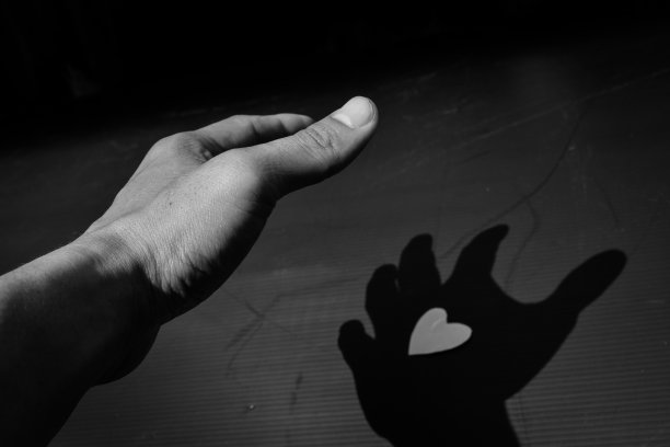 手牵一颗迷你心过情人节图片下载