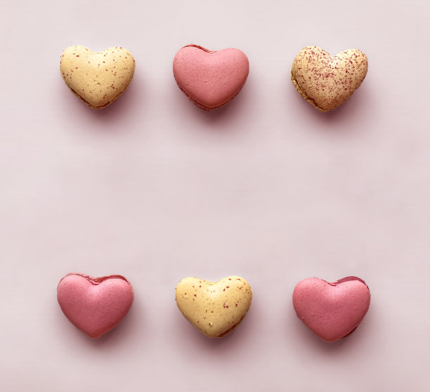 心形的情人节蛋白杏仁饼干边界拍摄从上面的浅粉色背景图片下载