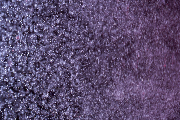 具有选择性焦点的抽象节日背景。明亮的白色颗粒在黑暗的背景。飞溅，空间能量流动图片下载