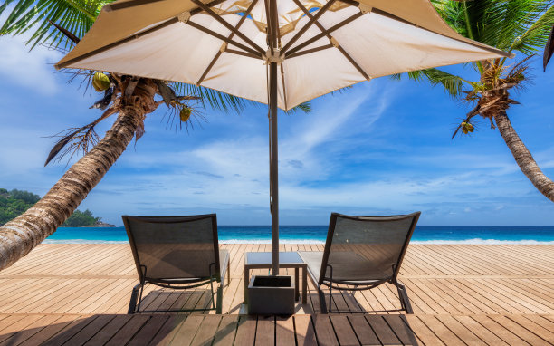 热带海滩上的沙滩伞和沙滩椅图片下载