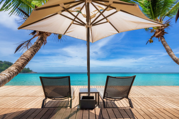 热带海滩上的沙滩伞和沙滩椅图片下载