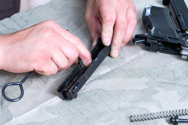 清洗手枪的听筒。用抹布擦手枪。主人手里的破布。图片下载