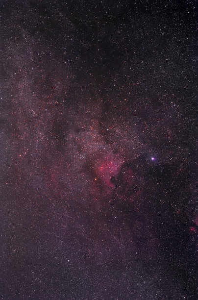 用望远镜长时间曝光拍摄的银河系中的北美星云。图片下载