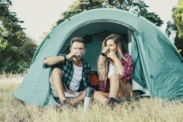 一对夫妻一边喝茶，一边欣赏大自然的风光图片下载