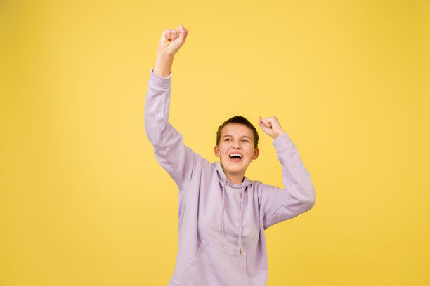 白人女孩的肖像孤立在黄色的工作室背景与拷贝空间图片下载