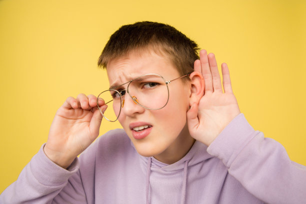 白人女孩的肖像孤立在黄色的工作室背景与拷贝空间图片下载