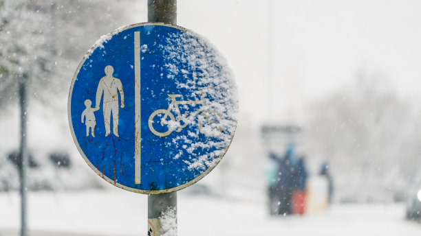 行人和自行车共享的道路标志被雪覆盖图片下载
