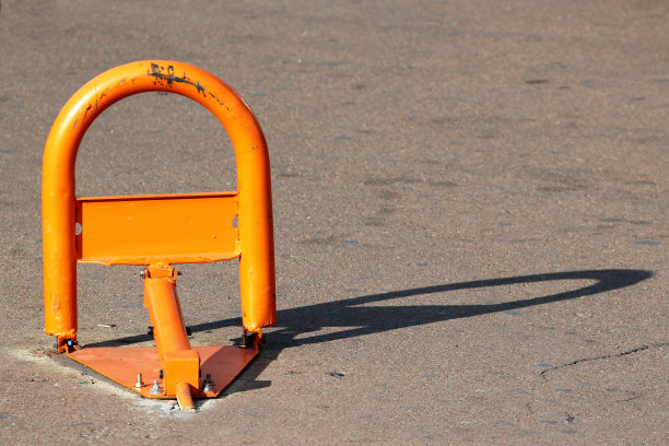 柏油路上的三腿停车屏障图片下载