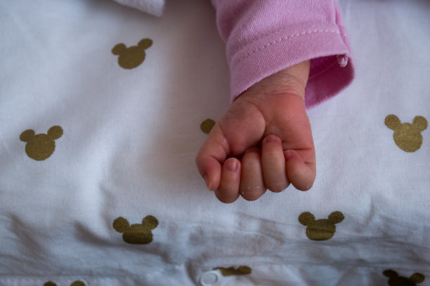 小婴儿的手靠近图片下载