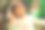 微笑的亚洲女孩在春天的公园里玩滑梯。图片下载