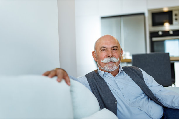 上镜的男人，穿着优雅。图片下载