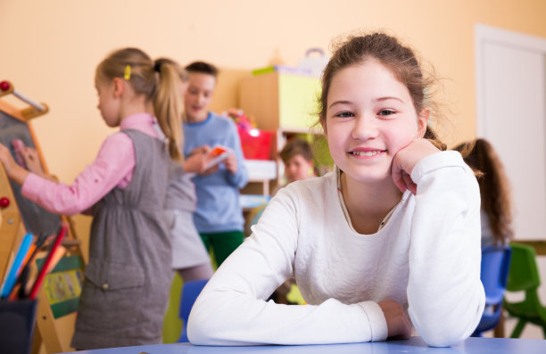 课间休息时在教室里微笑的女学生图片下载
