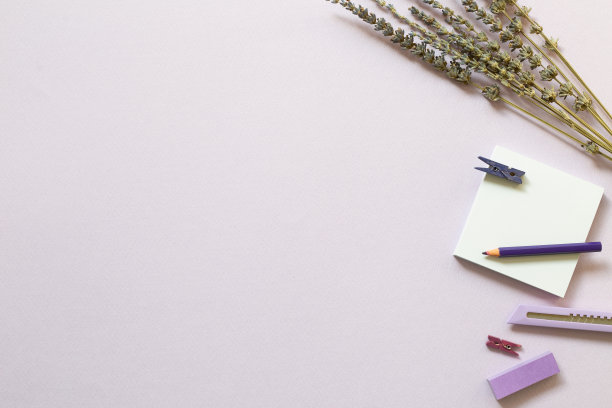 记事本，切割机，彩色铅笔，夹子，紫色背景上的薰衣草花。平铺，俯视图，拷贝空间。工作和学习场所图片下载