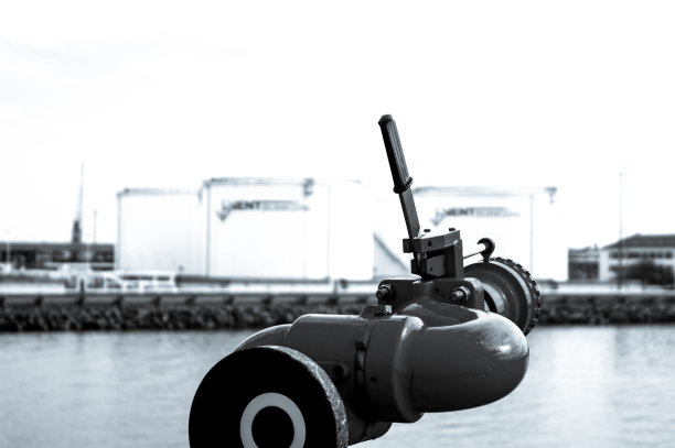 油泵。海上油气生产管道。图片下载