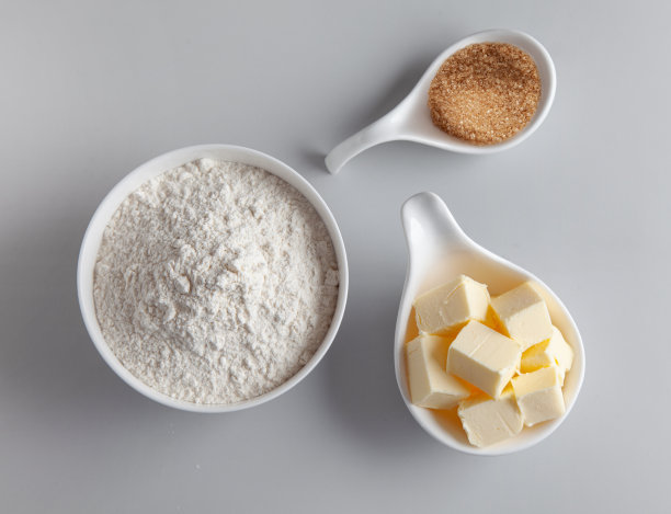 灰色的厨房桌子背景上放置各种烘烤配料，俯视图图片下载