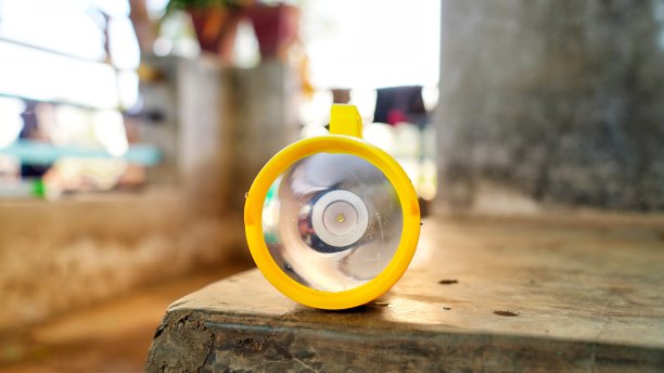 可充电手电筒农民手电筒或电池特写。最受欢迎的LED火炬用于警察和农民使用。图片下载