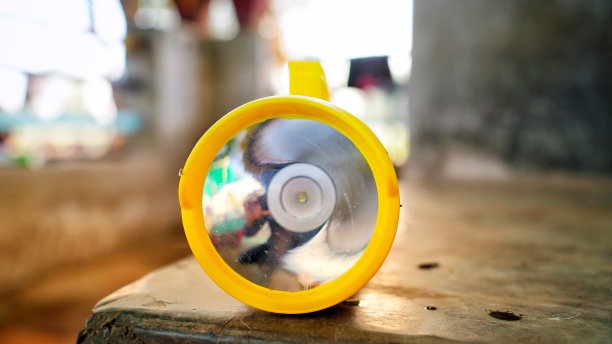 碳锌电池的正面镜头，在常规和重型类型，碱性和锂。可充电电池。图片下载