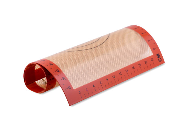 紫色硅树脂烤垫孤立在白色背景，复制空间。剪切路径图片下载