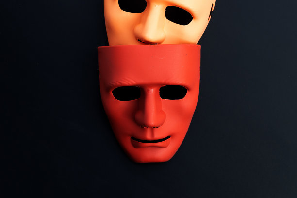 黑色背景上的面罩。图片下载