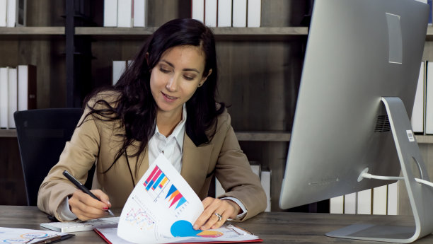 女商人在办公室工作的肖像图片下载