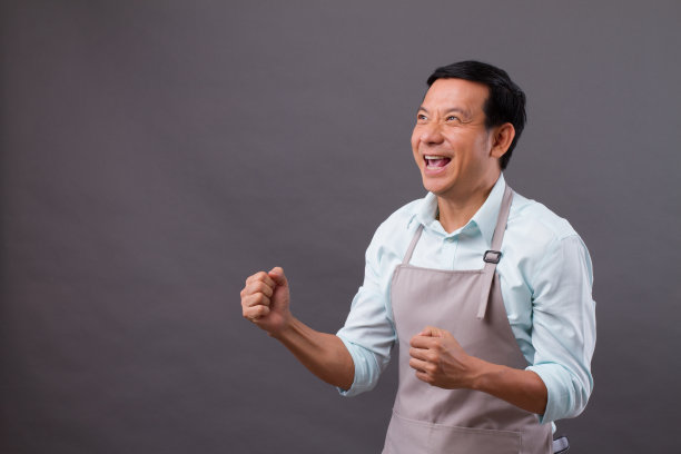 退出了喜悦喜悦的成功男人店主望着空白的空间，小企业主的概念，店长，创业者望着，策划着一个想法图片下载