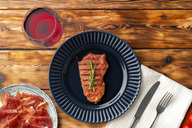 蓝色盘子上的烤牛排图片下载