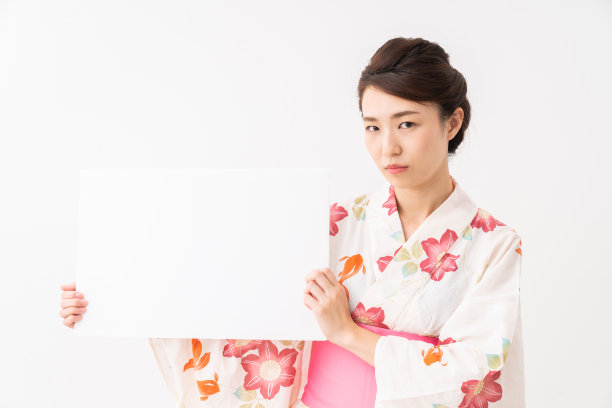 亚洲女性穿着传统的日本夏季休闲和服“浴衣”，白板，思考，图片下载