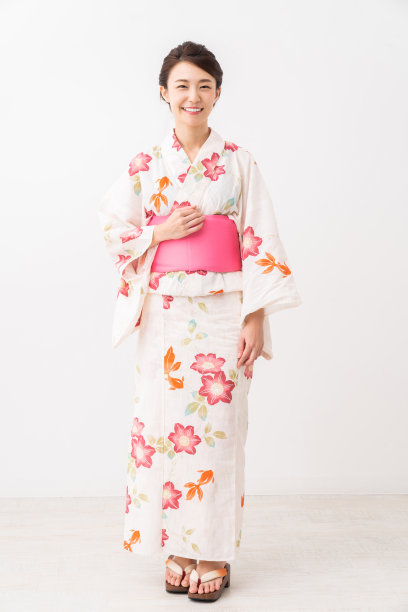 亚洲妇女穿着传统的日本夏季休闲和服称为“浴衣”。图片下载