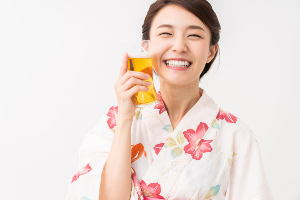 亚洲妇女穿着传统的日本休闲夏季和服“浴衣”，喝啤酒图片下载