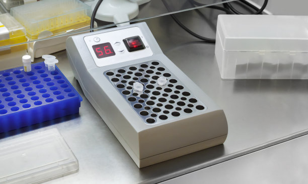 将装有DNA样本的Eppendorf小瓶放在基因实验室恒温器中，进行聚合酶链反应分析。图片下载