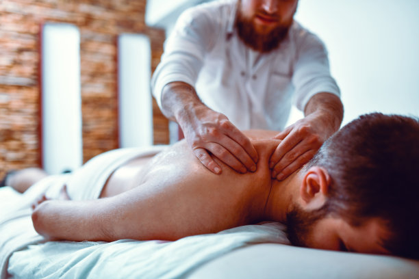 专业按摩师为男性患者提供放松按摩图片下载