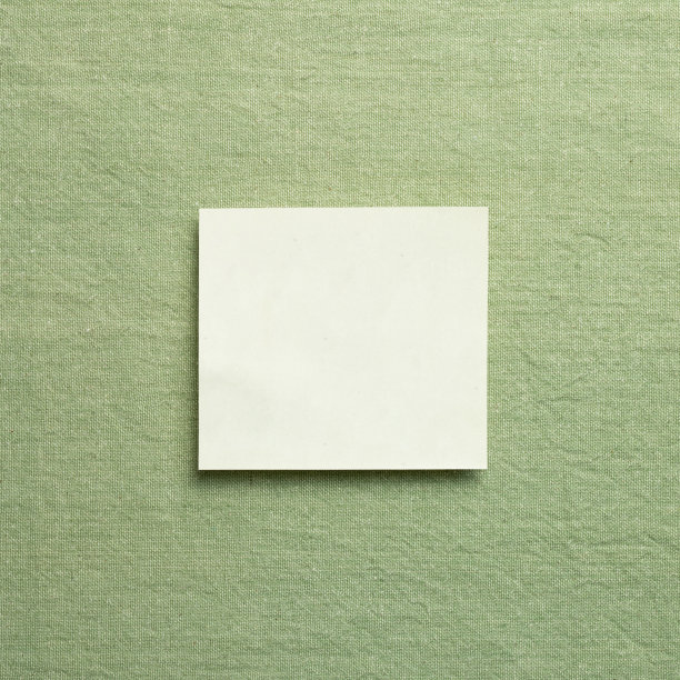 空白记事本，空白纸上的绿色织物背景。俯视图，复制空间图片下载