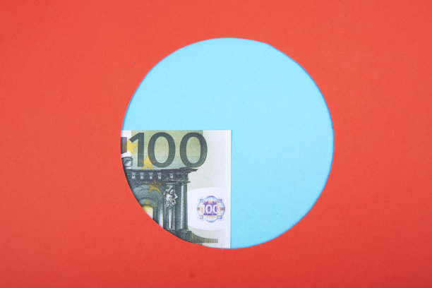 100张欧洲欧元钞票，红蓝两色纸为背景。图片下载