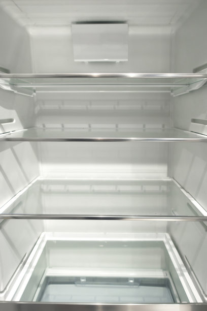 打开空的现代冰箱。图片下载