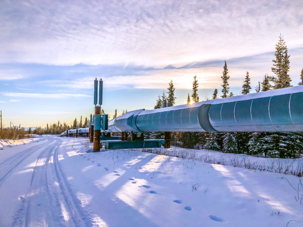 跨阿拉斯加管道在冬季与Sunburst图片下载