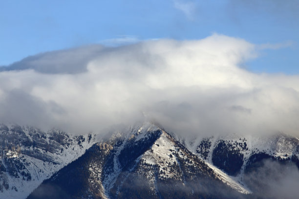 云彩遮盖山图片下载