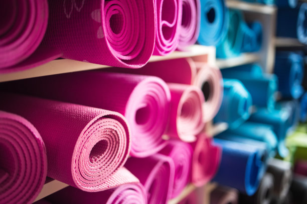 健身房储藏室的架子上有粉色和蓝色的运动垫图片下载