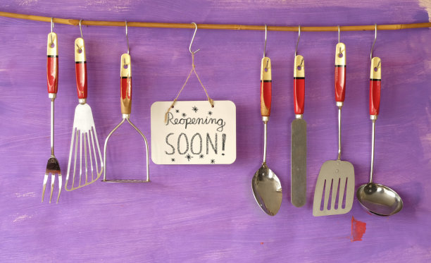 餐厅宣布重新开业后，电晕封锁，厨房用具和重新开业的标志，餐饮业务重新启动的概念图片下载