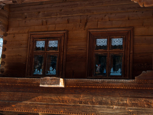 老式的棕色乡村木窗。仿古传统建筑外观细节。旅行的照片。复古的乡村木板图片下载