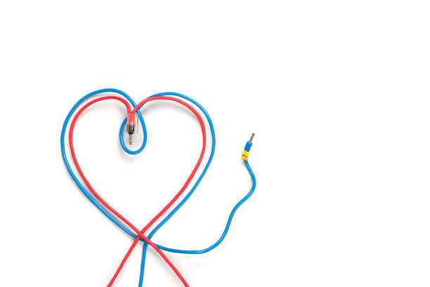 一对红色和蓝色的心型电线隔离在白色背景和复制空间。性欲的象征。图片下载