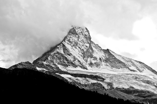 马特洪峰的北面，黑白照片。图片下载