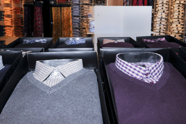 在服装店买衬衫图片下载