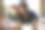 幸福的家庭。妈妈和小儿子一起又画又画。一个白人男孩和他妈妈在家里学习图片下载