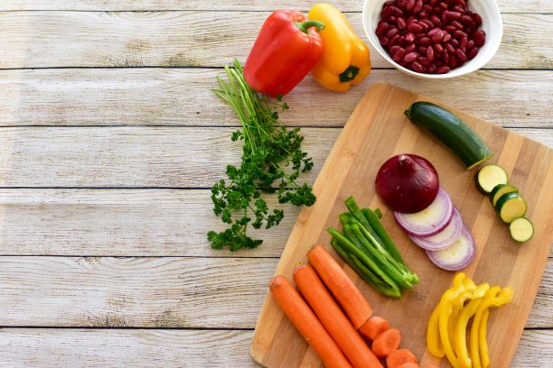 完整的有机材料准备自制一锅健康和丰盛的辣椒，汤或炖菜图片下载