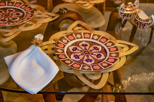 美丽的秋季餐具在玻璃桌上，金色编织的桌布和白色的餐巾图片下载