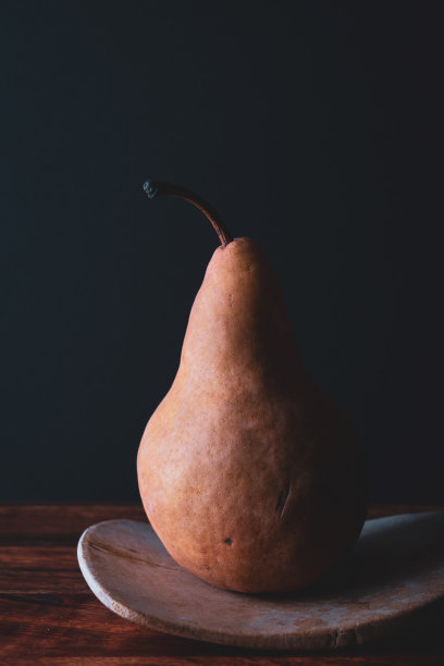 梨子放在木勺架上图片下载