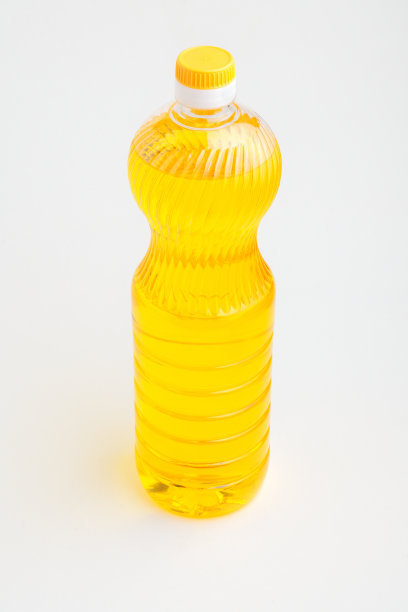 白色背景上有植物油的瓶子图片下载